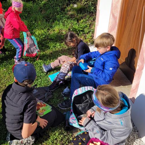 Kinder beim Jausnen 1