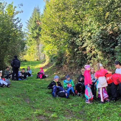 Kinder beim Jausnen
