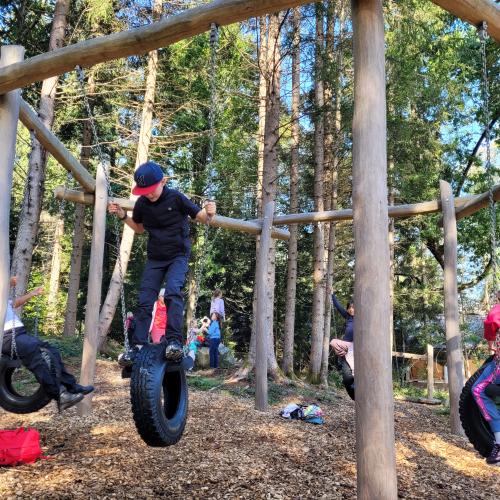 Kinder auf dem Spielplatz 5