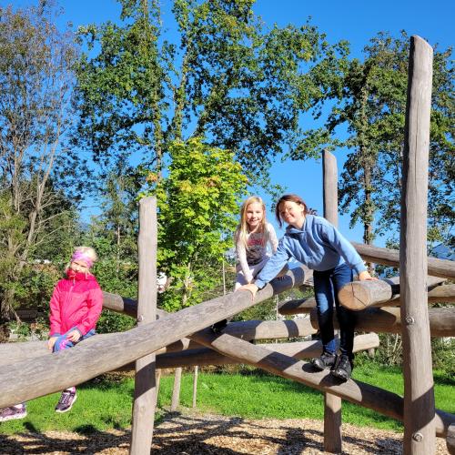Kinder auf dem Spielplatz 4