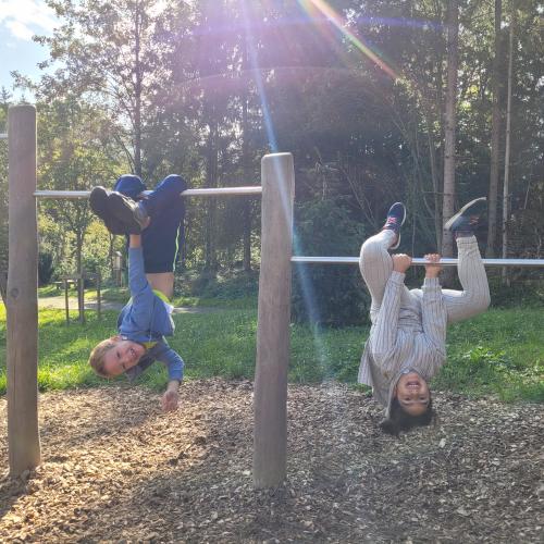 Kinder auf dem Spielplatz 3