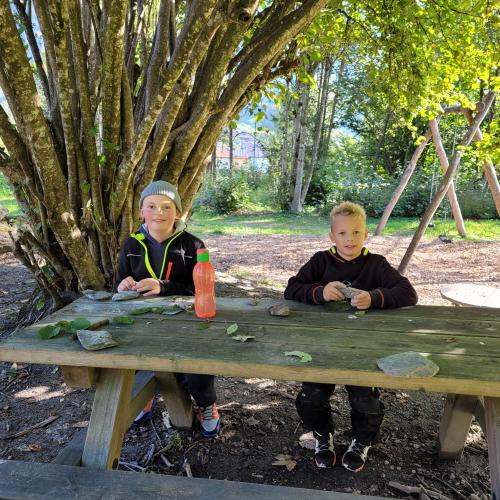 Kinder auf dem Spielplatz 2