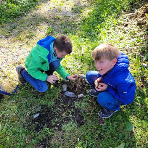 Kinder auf dem Spielplatz 1