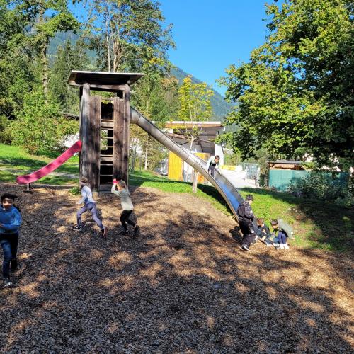 Kinder auf dem Spielplatz
