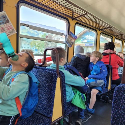 Kinder im Zug