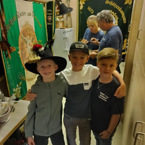 Kinder bei den Schützen mit Hut