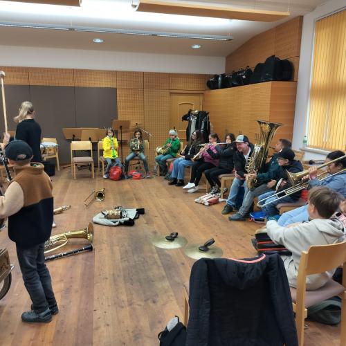 Kinder probieren Instrumente aus
