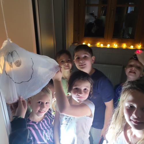 Kinder mit Gespenst
