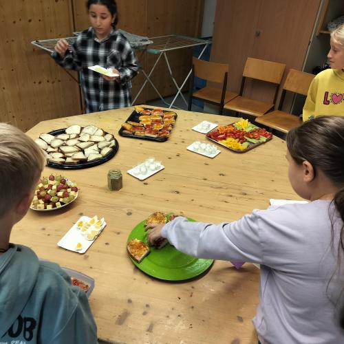 Kinder greifen beim Buffet zu