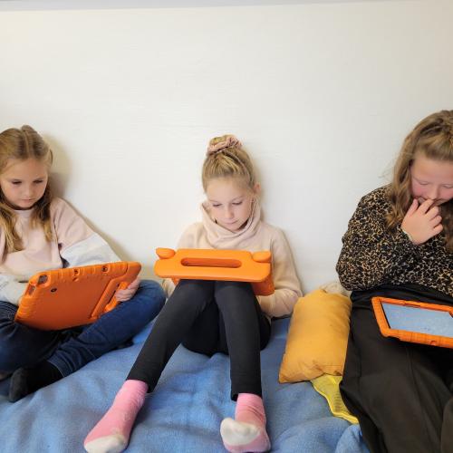 Kinder arbeiten am Tablet
