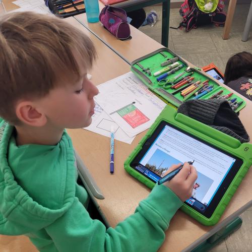 Kinder arbeiten am Tablet 1