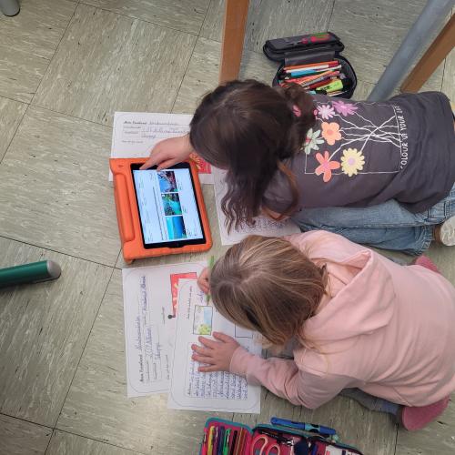 Kinder arbeiten am Tablet 4