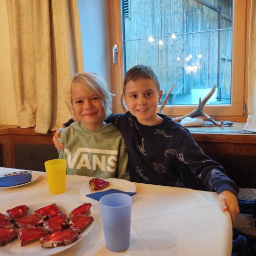 zwei Kinder lachen