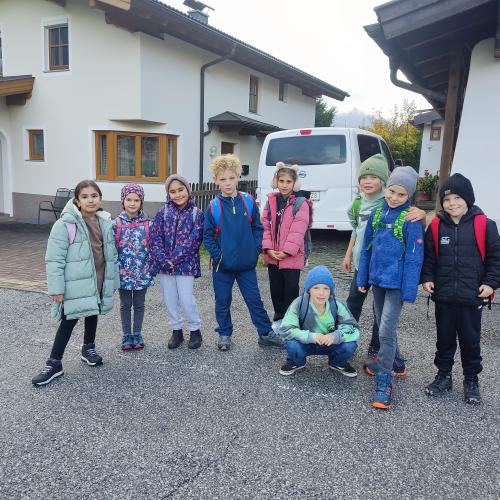 Klassenfoto auf der Straße