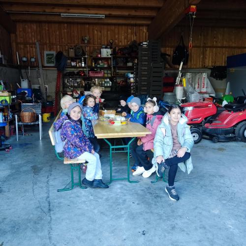 Kinder sitzen am Esstisch
