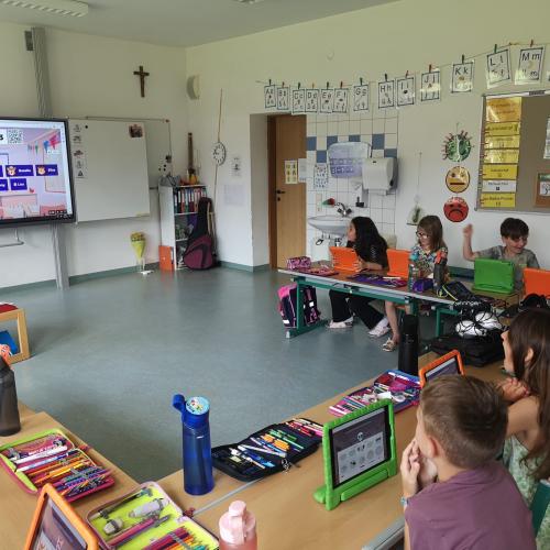Kinder arbeiten am Tablet 2