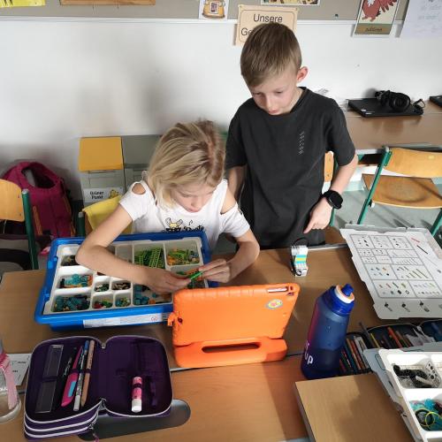 Kinder arbeiten am Tablet 3