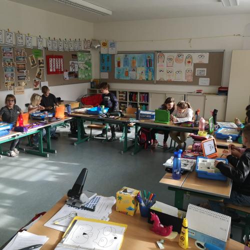 Kinder arbeiten am Tablet 6