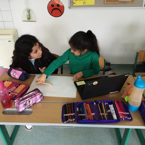 Kinder arbeiten am Tablet 5