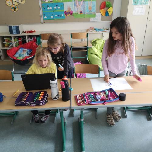Kinder arbeiten am Tablet 7