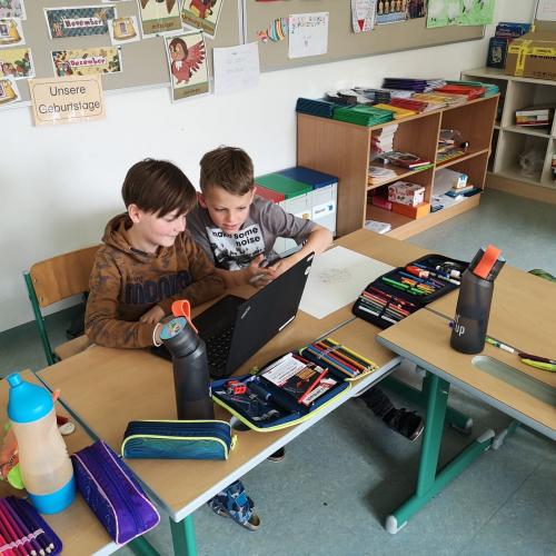 Kinder arbeiten am Tablet 8