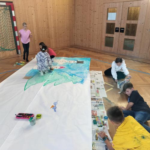 Kinder malen das Bühnenbild