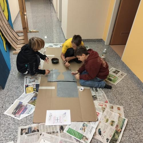 Kinder malen das Bühnenbild 4