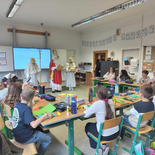 Kinder und der Nikolaus