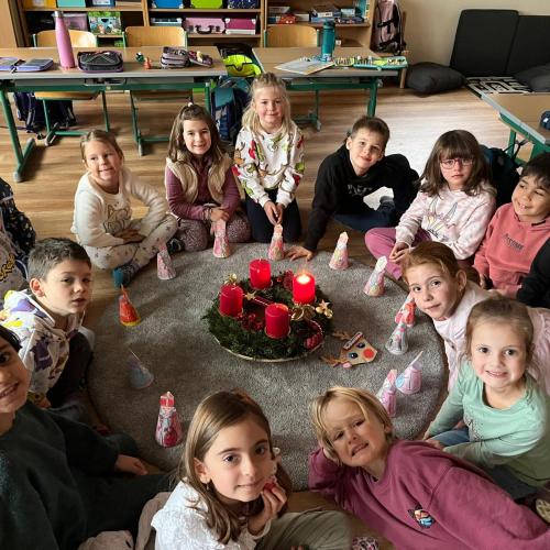 1.Klasse mit Adventskranz