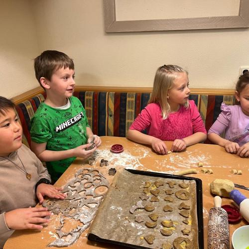 Kinder backen Kekse 1