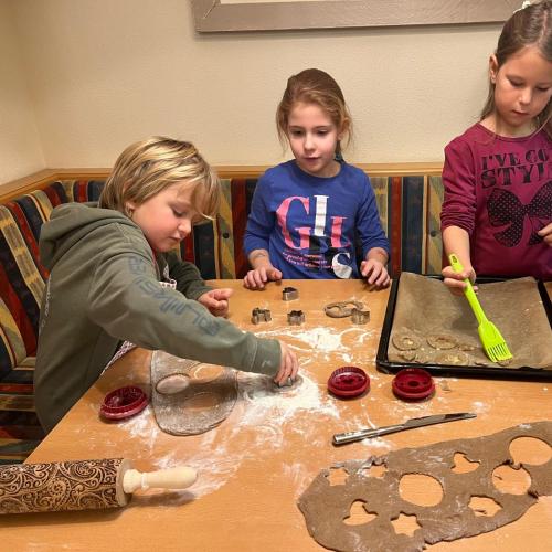 Kinder backen Kekse 2