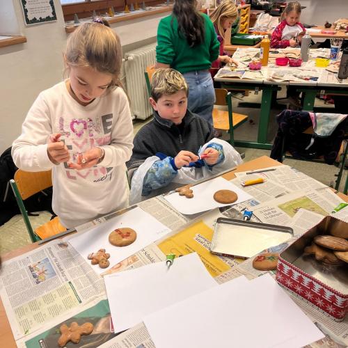 Kinder backen Kekse 3
