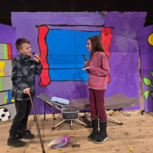 Kinder spielen Theater 4