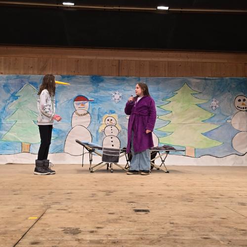 Kinder spielen Theater 1