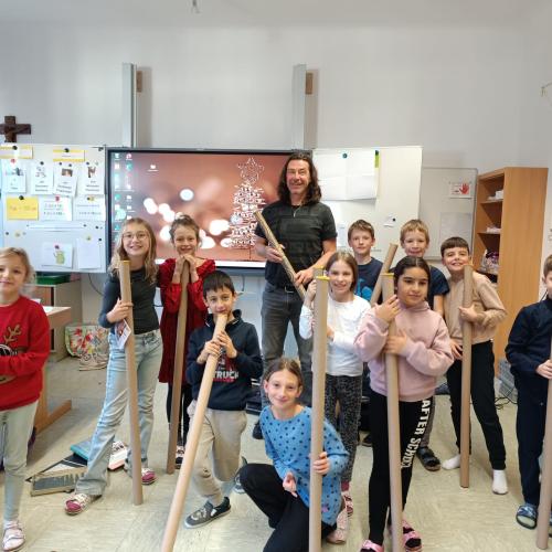 Didgeridoo Musiker mit den Kindern