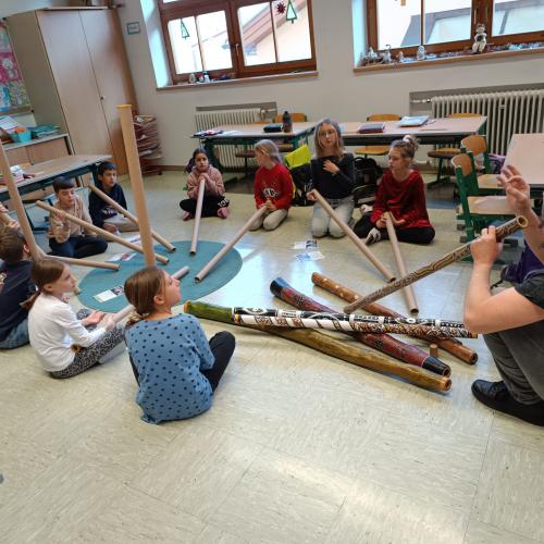 Didgeridoo Musiker arbeitet mit den Kindern