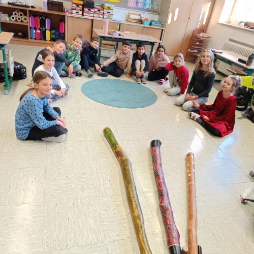 Kinder mit Didgeridoos
