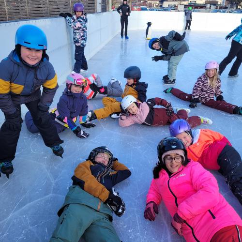 Kinder beim Eislaufen 