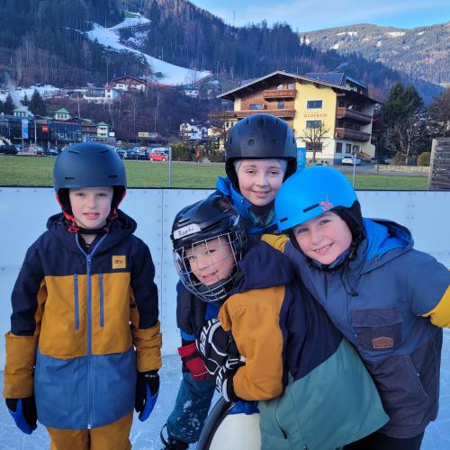 Kinder beim Eislaufen  2