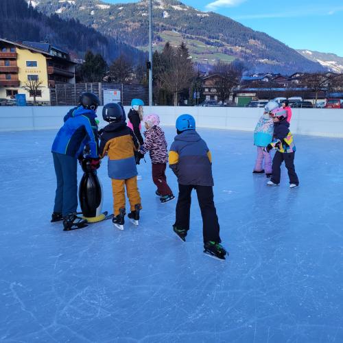 Kinder beim Eislaufen  4
