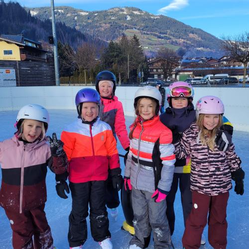 Kinder beim Eislaufen  5