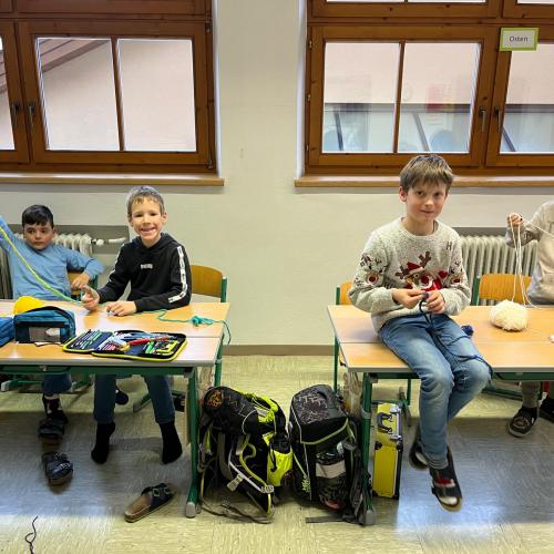 Kinder häkeln mit den Fingern