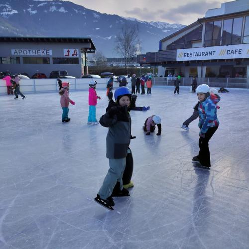 Kinder beim Eislaufen  9