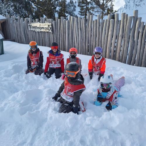 Kinder spielen im Schnee
