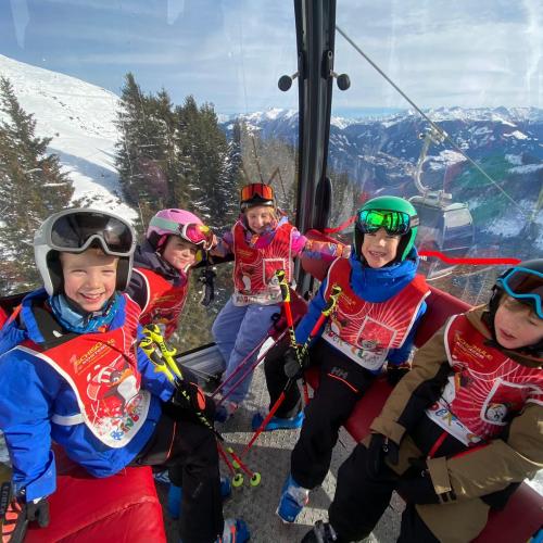 Kinder in Gondel