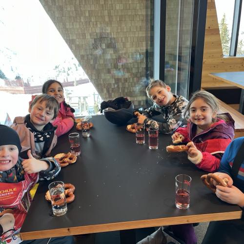 Kinder bei der Jause 1