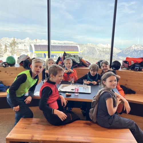 Kinder bei der Jause 2