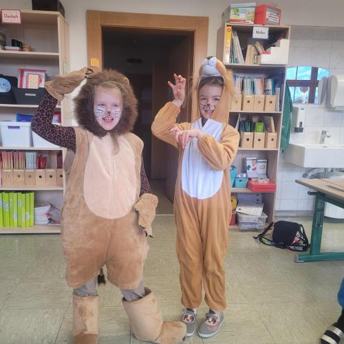 Kinder als Löwen verkleidet