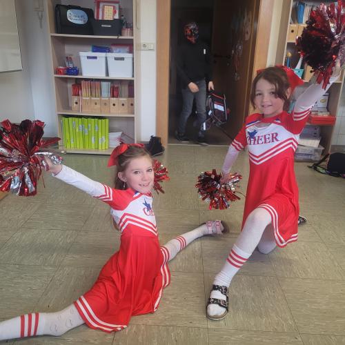 Kinder als Cheerleader verkleidet