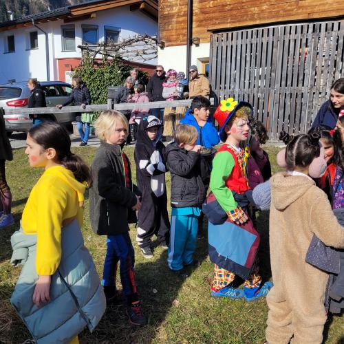am Dorfplatz verkleidete Kinder 2